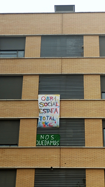 Vecinas y vecinos del Ensanche de Vallecas defendiendo las viviendas de alquiler social en la calle Mazaterón frente a un fondo buitre